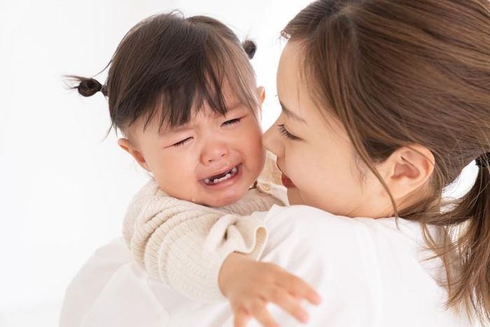 Trẻ ngủ hay khóc đêm ảnh hưởng đến sự phát triển của trẻ.