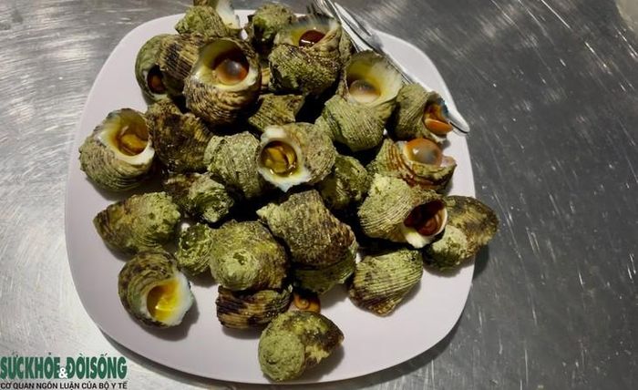 Người dân trên đảo Cồn Cỏ thường chọn cách chế biến đơn giản nhất là luộc ốc. Ảnh: Hùng Trần.