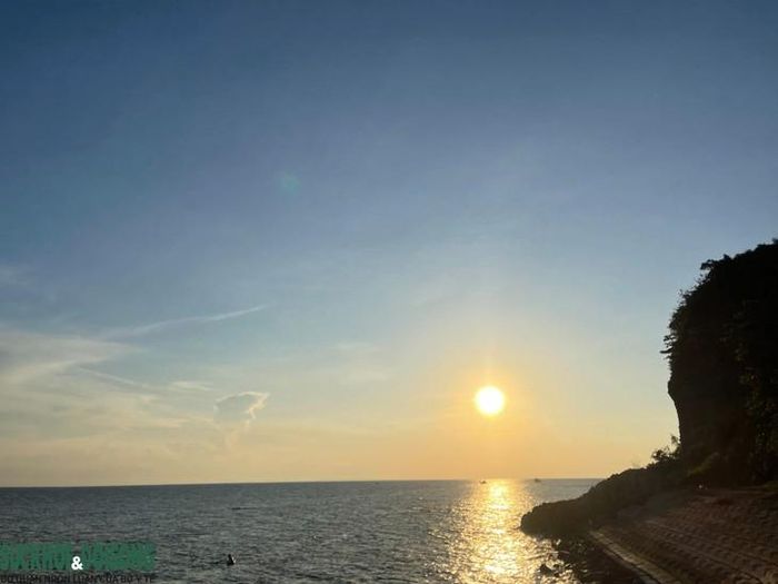 Ở vùng nước có độ sâu đến rốn người trưởng thành có khoảng 4-5 người đang ngụp lặn mò ốc. Ảnh: Hùng Trần.