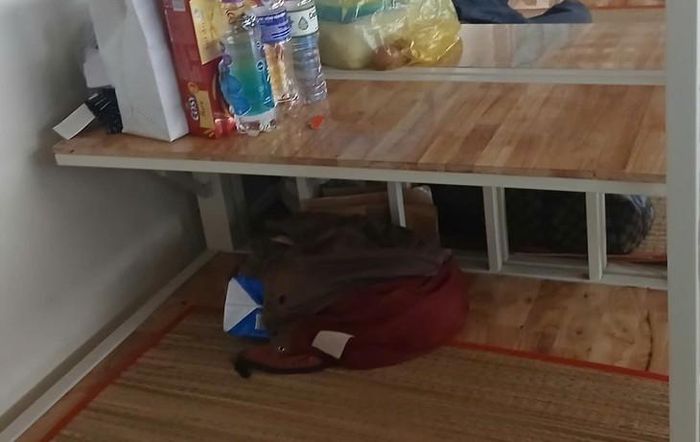 Tại mỗi giường trong khu lưu trú miễn phí đều thiết kế kèm một bàn nhỏ để thuận tiện cho người nuôi bệnh. Ảnh: ĐH.