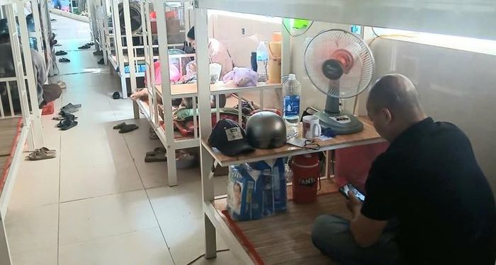 Cạnh mỗi giường đều có ổ cắm điện để người lưu trú có thể sạc điện thoại bất cứ lúc nào. Ảnh: ĐH.