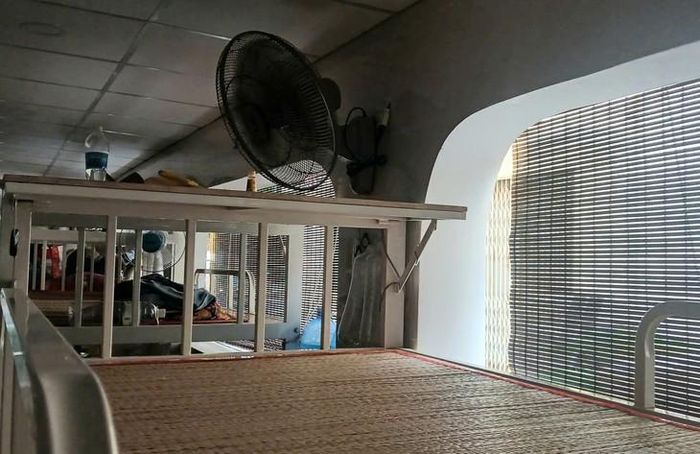 Quạt mát được lắp đặt trong khu lưu trú. Ảnh: ĐH.