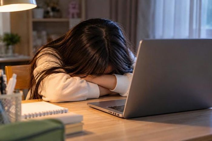Những nhóm tập trung nhiều trẻ đang tổn thương có thể vô tình trở thành nơi để kẻ xấu dễ dàng tìm kiếm, tiếp cận và thao túng. Ảnh minh họa - AI.