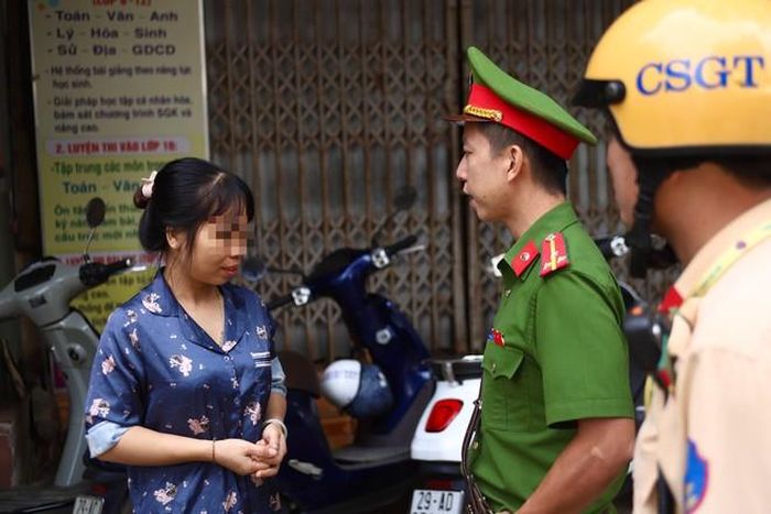 Sáng 6/10, các hộ dân thực hiện hoạt động trông giữ phương tiện của học sinh được lực lượng chức năng nhắc nhở, yêu cầu cam kết không tái phạm; trường hợp cố tình tái diễn sẽ bị xử lý. (Ảnh Thành Long)