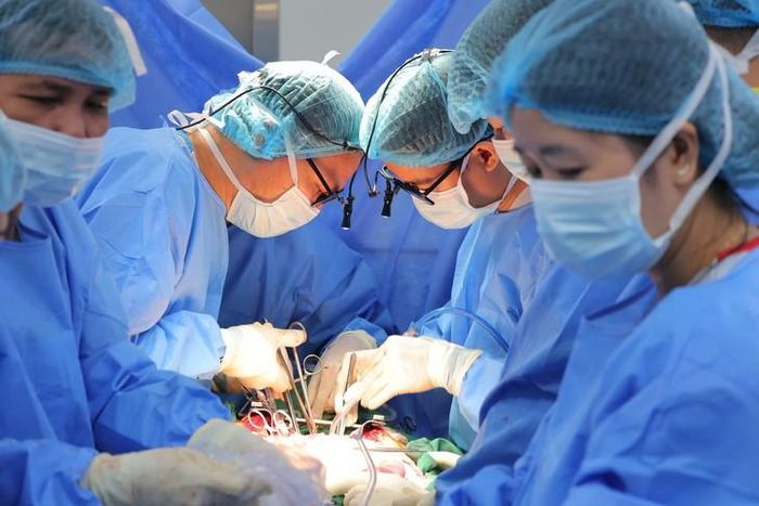 Các bác sĩ trong ca lấy tạng hiến. Ảnh: BVCC