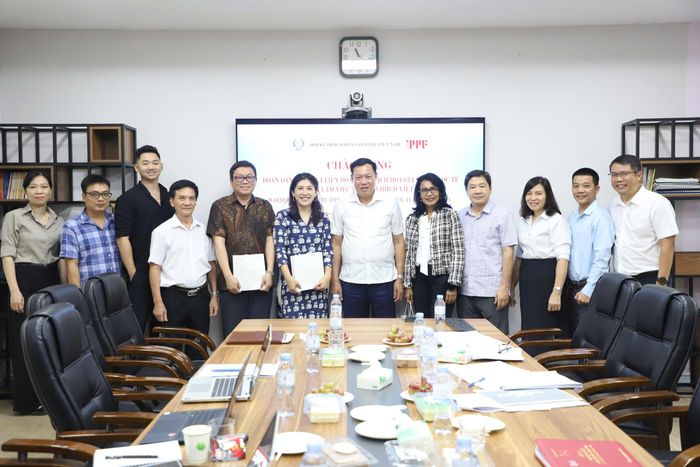 Các đại biểu chụp ảnh lưu niệm. Ảnh: Trần Minh