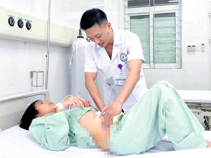 Bác sĩ thăm khám cho bệnh nhân sau phẫu thuật. Ảnh: BVCC
