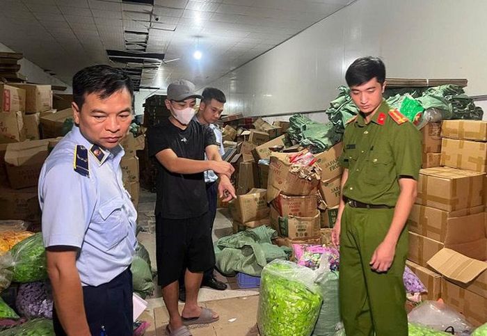 Đối tượng Nguyễn Quang Đạt (đeo khẩu trang) tại hiện trường. Ảnh: Công an TP Hà Nội.