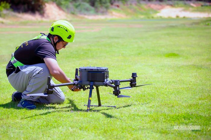 Học viên thực hành chuẩn bị UAV trước chuyến bay. Ảnh: Hoàng Thuần