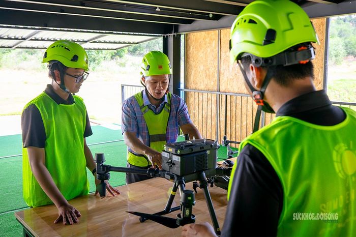 Học viên tìm hiểu phương tiện bay không người lái trong chương trình đào tạo UAV. Ảnh: Hoàng Thuần
