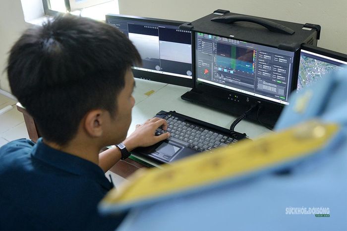 Kíp trực theo dõi các thông tin trinh sát trên hệ thống. Ảnh: Tuấn Anh