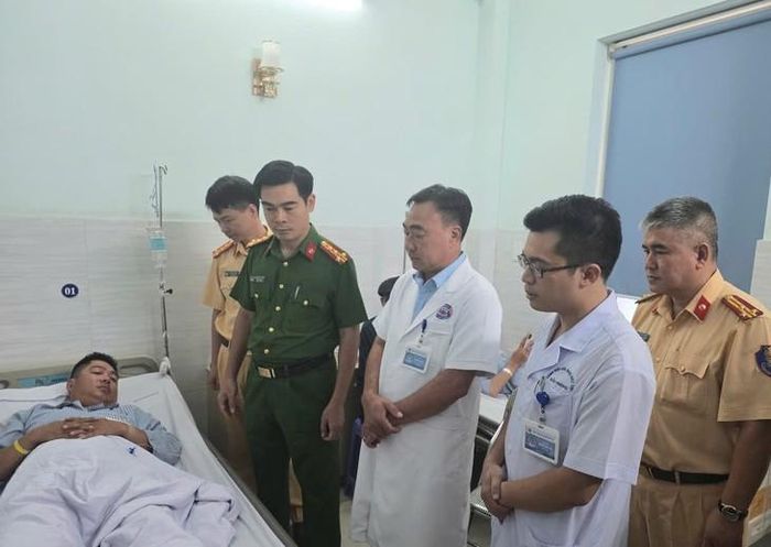 Đại tá Nguyễn Đức Thìn - Phó Giám đốc Công an TP Hải Phòng, lãnh đạo các phòng Tổ chức cán bộ, Cảnh sát giao thông và chỉ huy Đội CSGT số 3 thăm Đại úy Vũ Sơn Tùng tại bệnh viện. Ảnh: Cơ quan Công an.