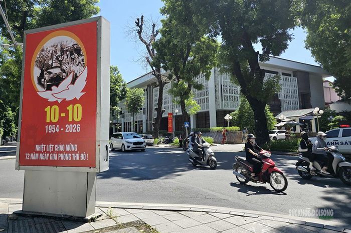 Pano tuyên truyền tạo điểm nhấn trên phố Hà Nội. Ảnh: Tuấn Anh