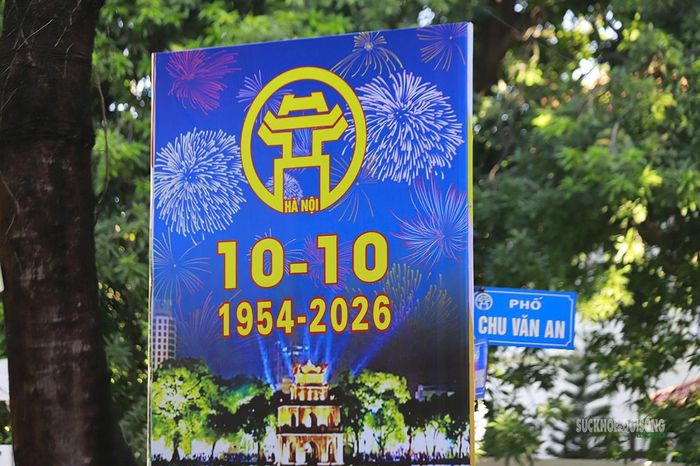 Pano tuyên truyền trên phố Chu Văn An. Ảnh: Tuấn Anh