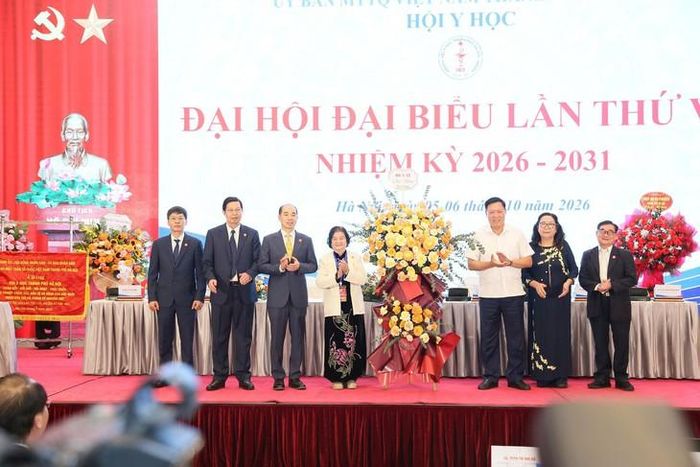 Đại diện lãnh đạo Bộ Y tế tặng hoa chúc mừng tại Đại hội. Ảnh: Linh Linh. 