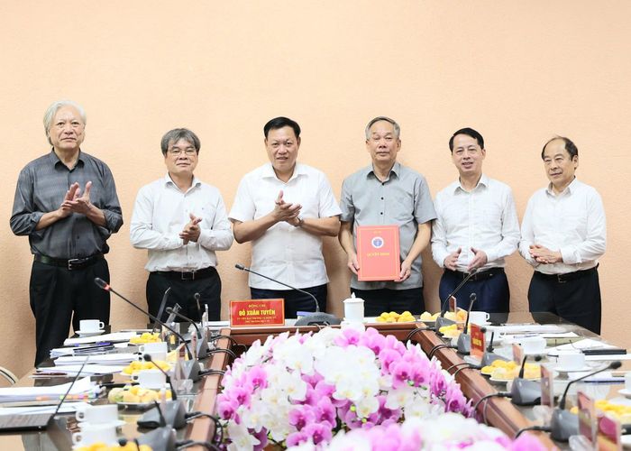 Thứ trưởng Đỗ Xuân Tuyên trao quyết định của Bộ Y tế cho Chủ tịch, các Phó Chủ tịch Hội đồng nhiệm kỳ 2026-2029. Ảnh: Trần Minh