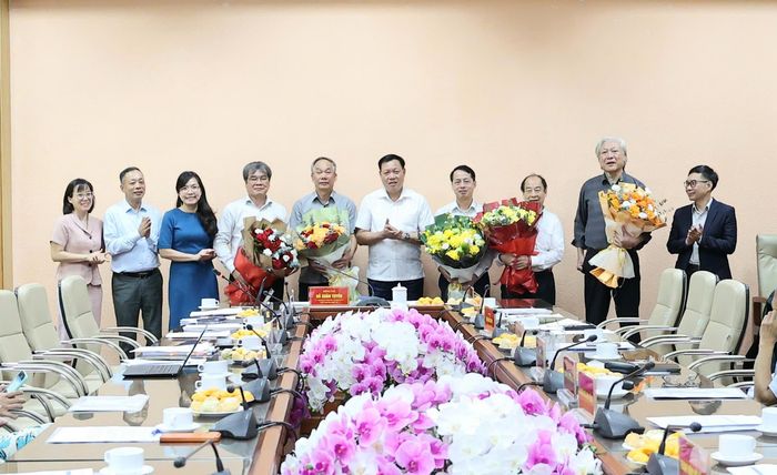 Thứ trưởng Đỗ Xuân Tuyên tặng hoa chúc mừng Chủ tịch, các Phó Chủ tịch Hội đồng. Ảnh: Trần Minh