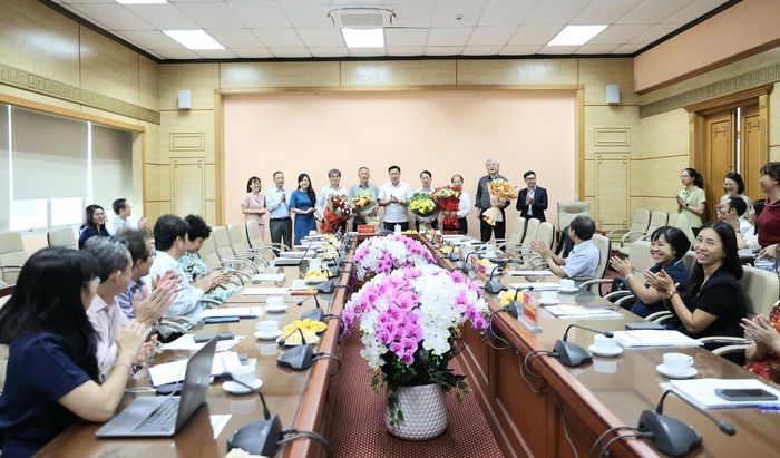Thứ trưởng Đỗ Xuân Tuyên, đại diện lãnh đạo các Vụ, Cục của Bộ Y tế chúc mừng đồng chí Chủ tịch, các Phó Chủ tịch Hội đồng. Ảnh: Trần Minh