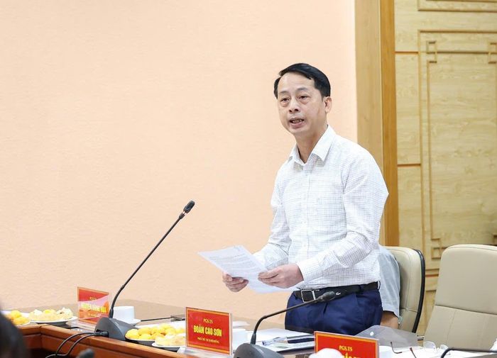 TS.BS Đoàn Cao Sơn - Viện trưởng Viện Kiểm nghiệm thuốc Trung ương- Phó Chủ tịch Hội đồng tư vấn cấp giấy đăng lý lưu hành ký lưu hành thuốc và nguyên liệu làm thuốc thay mặt Hội đồng báo cáo kết quả nhiệm kỳ 2023-2026 của Hội đồng. Ảnh: Trần Minh