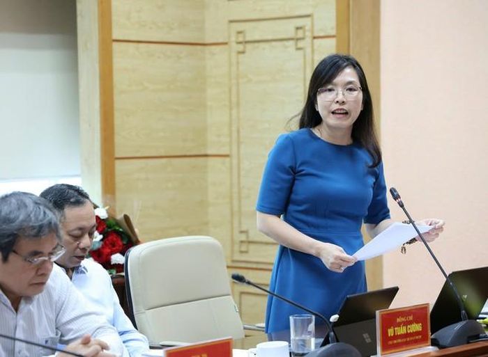 Cục trưởng Cục Quản lý Dược Vũ Tuấn Cường và Cục trưởng Cục Quản lý Y Dược cổ truyền Trịnh Thị Diệu Thường phát biểu bày tỏ cảm ơn Hội đồng, các thành viên của Hội đồng đã đồng hành cùng các Cục để thực hiện nhiệm vụ đảm bảo thuốc cho nhu cầu chăm sóc sức khoẻ nhân dân và mong muốn Hội đồng, các thành viên của Hội đồng tiếp tục, chủ động đồng hành cùng 2 Cục trong thực hiện nhiệm vụ được giao. Ảnh: Trần Minh