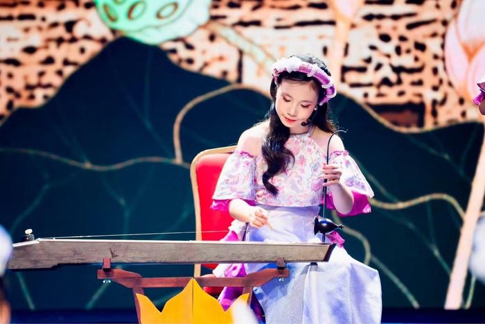  Bạn Trà My mang đàn bầu lên sân khấu học đường. Ảnh: NVCC. 