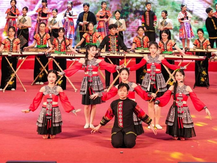  Teen khoe tài năng chơi nhạc cụ truyền thống trong Chương trình Tổng kết Đề án Sân khấu học đường. Ảnh: NVCC. 