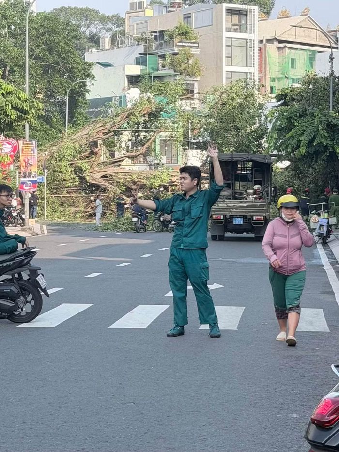 Lực lượng chức năng phải đến điều tiết giao thông tại hiện trường. Ảnh: @will365.official