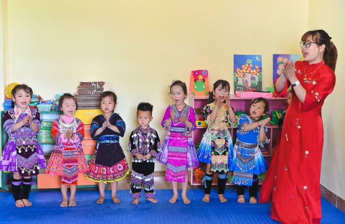 Niềm vui của các em học sinh tại điểm trường Tả Lèng 1 - Trường Mầm non Pa Cheo, tỉnh Lào Cai trong ngày khánh thành