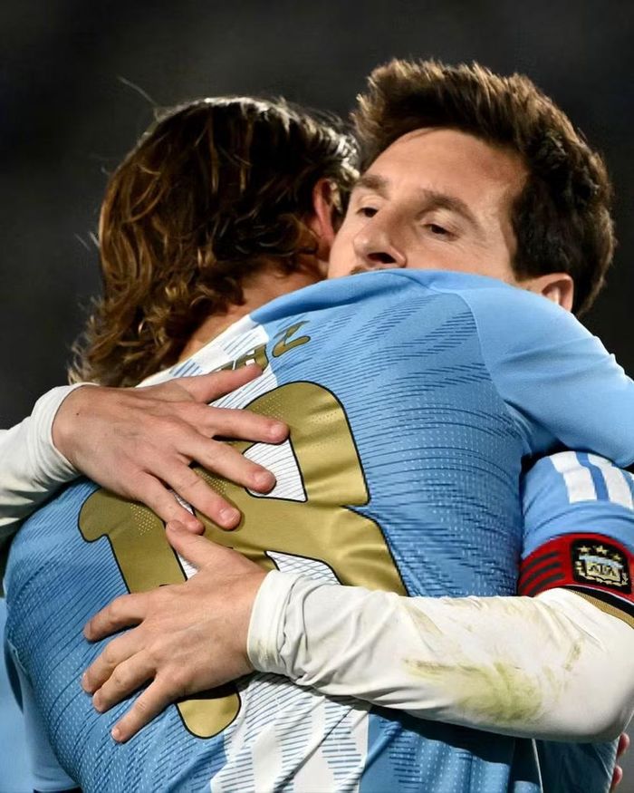 Messi ôm chặt Paz sau khi kiến tạo cho tài năng trẻ này ghi bàn (Ảnh: Wonderkids)