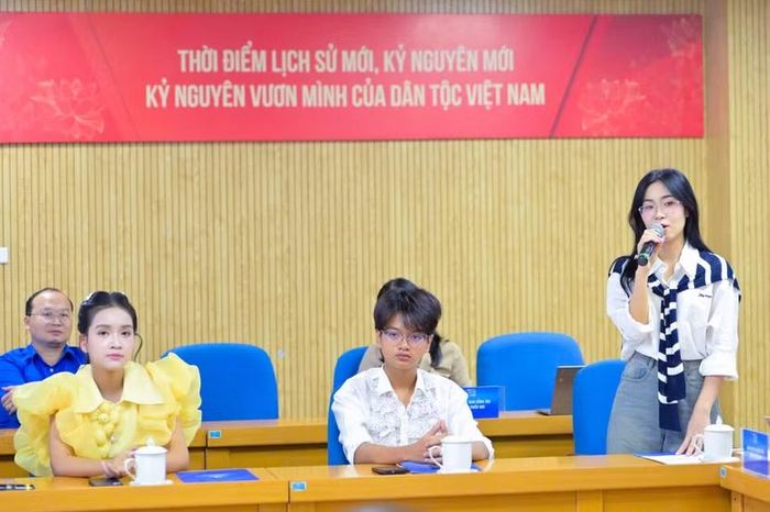 Ca sĩ Hà Myo phát biểu tại buổi họp báo