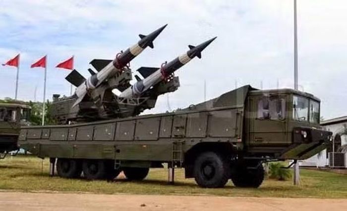 Bên cạnh đó, để đảm bảo mức độ bảo vệ cao hơn tổ hợp có trang bị các phương tiện bảo vệ chống tên lửa tự động điều khiển theo phát sóng và gây nhiễu tích cực.