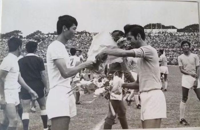 Cựu danh thủ Nguyễn Văn Hùng (trái) làm thủ tục trước một trận đấu với cựu danh thủ Phạm Huỳnh Tam Lang của Cảng Sài Gòn (Ảnh tư liệu)
