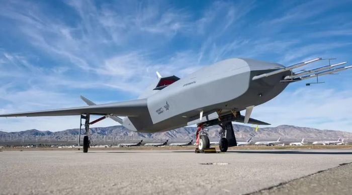 UAV Talon Blue có cửa hút khí đặt cao, thân rộng và khoang vũ khí tích hợp, cho phép cấu hình cho nhiều nhiệm vụ khác nhau.