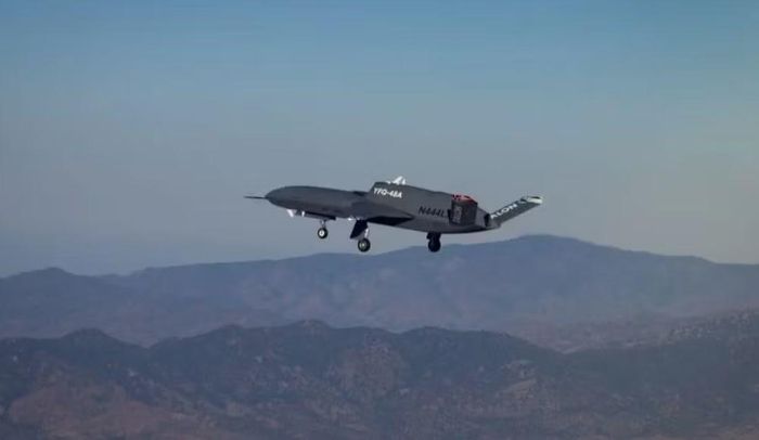 Talon Blue được chế tạo bởi Scaled Composites, công ty con của Northrop Grumman chuyên phát triển và thử nghiệm các máy bay tiên tiến.