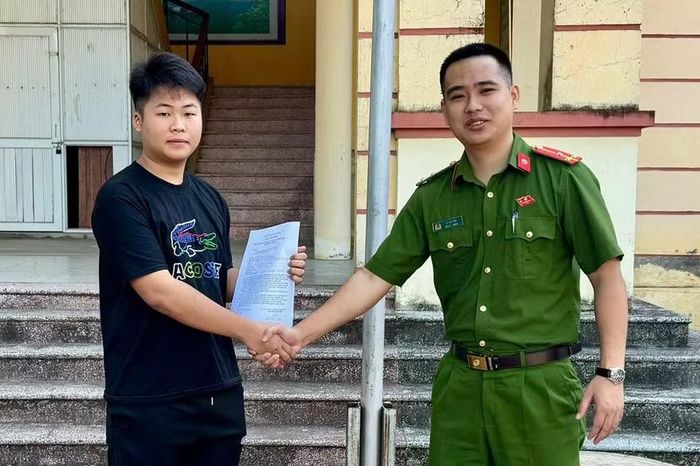 Thượng úy Lý Bá Lâm cùng em Đỗ Quốc Cường - người tình nguyện viết đơn nhập ngũ vào lực lượng CAND năm 2027