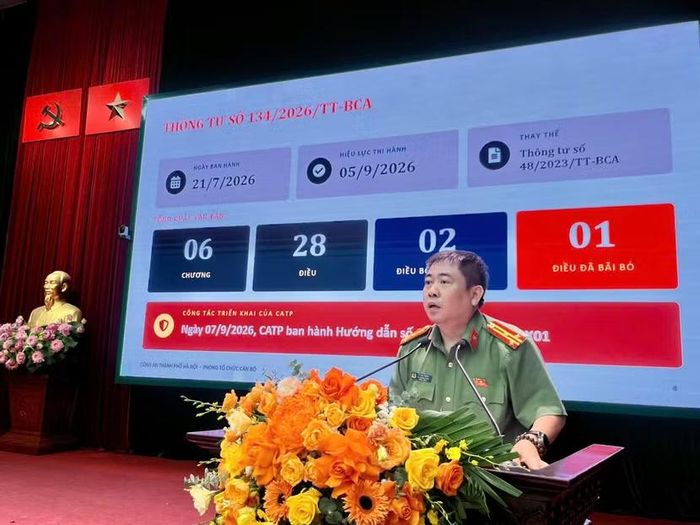 Đại diện các Phòng nghiệp vụ CATP Hà Nội truyền đạt các nội dung