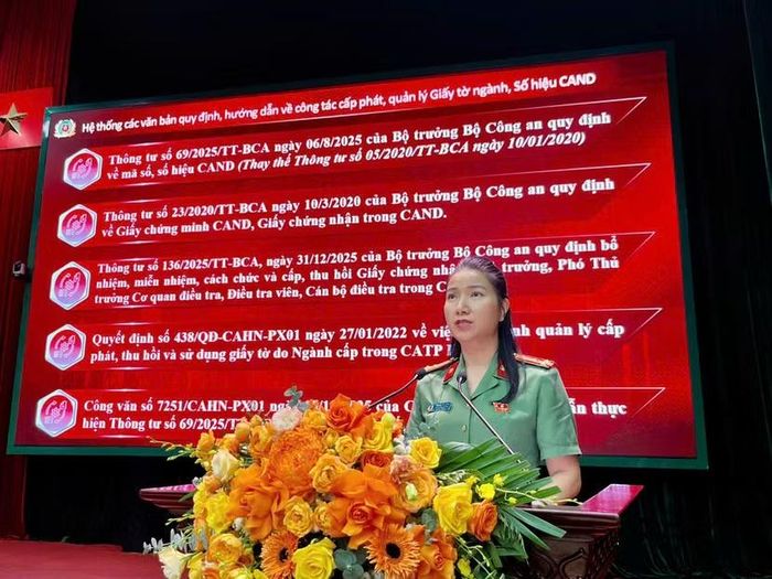 Đại diện các Phòng nghiệp vụ CATP Hà Nội truyền đạt các nội dung
