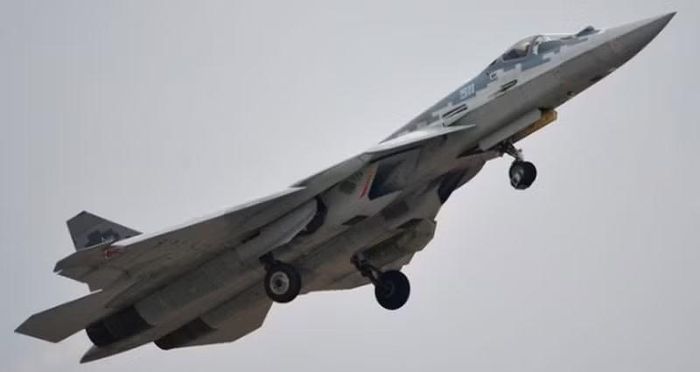 "Sự bất đối xứng này mang lại cho Su-57 lợi thế lớn trong việc thấy trước và bắn trước. Tiêm kích Nga có thể phóng tên lửa dẫn đường bằng radar thuộc dòng R-77 trước khi F-16 kịp đáp trả bằng tên lửa AIM-120", tờ NI nêu rõ.