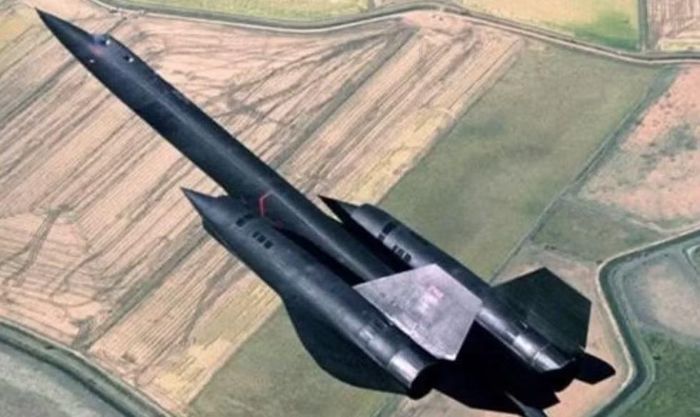 Vì vậy, nói SR-71 "có thể bay hàng nghìn km mà không cần tiếp nhiên liệu" là chưa đầy đủ. Blackbird có tầm bay rất xa, nhưng khả năng hoạt động đường dài thực sự đến từ sự kết hợp giữa lượng nhiên liệu lớn trên máy bay và mạng lưới tiếp dầu trên không.