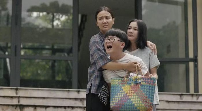 Nhân vật Hạnh do Phan Minh Huyền đảm nhiệm và 2 con của cô ở trong phim
