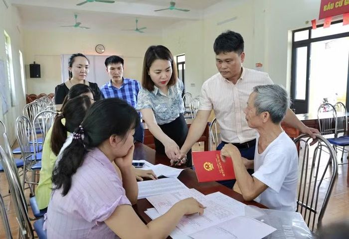 Mức độ hài lòng của người dân và doanh nghiệp đối với việc giải quyết thủ tục hành chính tại xã Đa Phúc (Hà Nội) đạt 96,74%