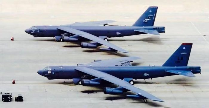 B-52 phù hợp với các nhiệm vụ mang nhiều vũ khí và tấn công tầm xa. B-1B cung cấp tốc độ, tải trọng lớn và khả năng tấn công thông thường.