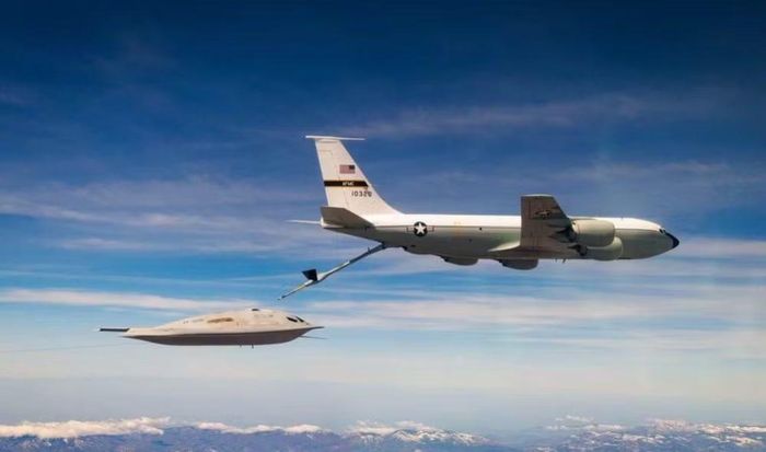 Vì vậy, sự xuất hiện của B-21 không có nghĩa toàn bộ những oanh tạc cơ cũ sẽ biến mất cùng lúc. Đây là một quá trình chuyển tiếp kéo dài nhiều năm. B-52 được kéo dài tuổi thọ, B-1B từng bước nghỉ hưu, B-2 tiếp tục chiến đấu cho tới khi B-21 đủ năng lực thay thế.