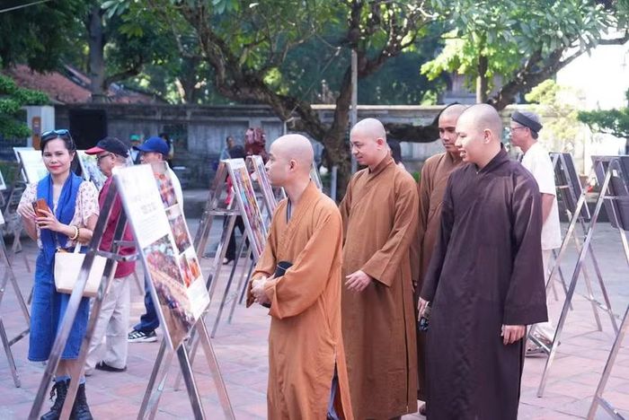 Rất đông du khách tham quan triển lãm ảnh