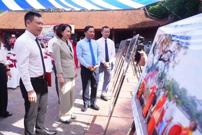Phó Chủ tịch UBND thành phố Hà Nội Vũ Thu Hà, Phó Giám đốc Sở VHTTDL Phạm Xuân Tài và lãnh đạo Cơ quan Báo và Phát thanh, Truyền hình Hà Nội tham dự triển lãm