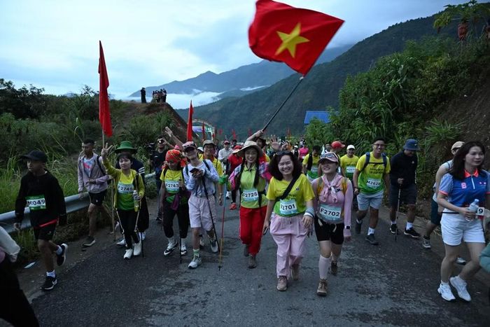 Nhiều nhà báo và người dân Lai Châu thích thú tham gia giải "Bước chân trên mây" năm 2026, khám phá Con đường đá cổ Pavi