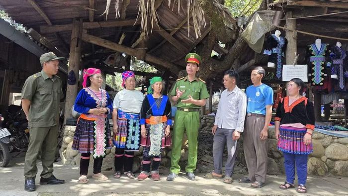 Cán bộ công an trao đổi, hướng dẫn bà con luôn có ý thức giữ gìn môi trường xanh, sạch, bảo tồn các giá trị văn hóa truyền thống, góp phần thúc đẩy du lịch, phát triển kinh tế bền vững.