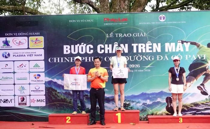 Các VĐV nữ tươi rói khi nhận giải thưởng từ đại diện Ban tổ chức