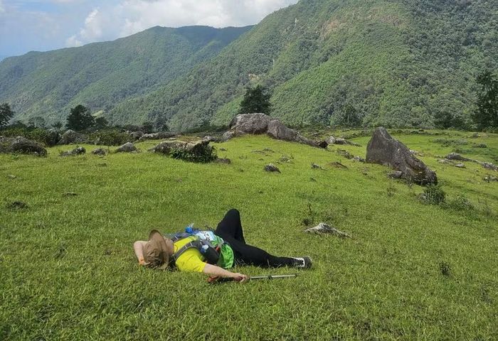 Thậm chí tranh thủ ngả lưng trên cao nguyên xanh mướt ngắm mây trời.