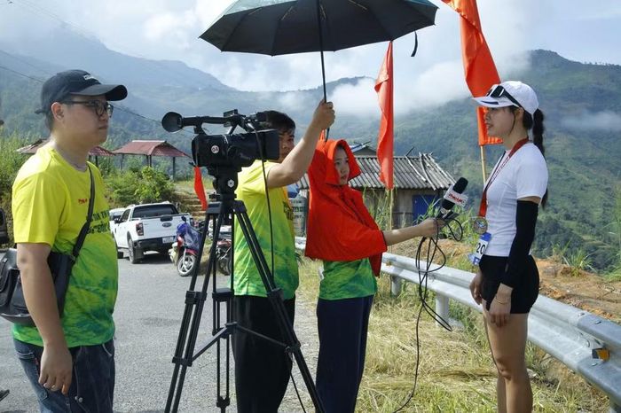 Nữ VĐV trả lời phòng vấn sau khi về nhất giải "Bước chân trên mây - Chinh phục con đường đá cổ Pavi"